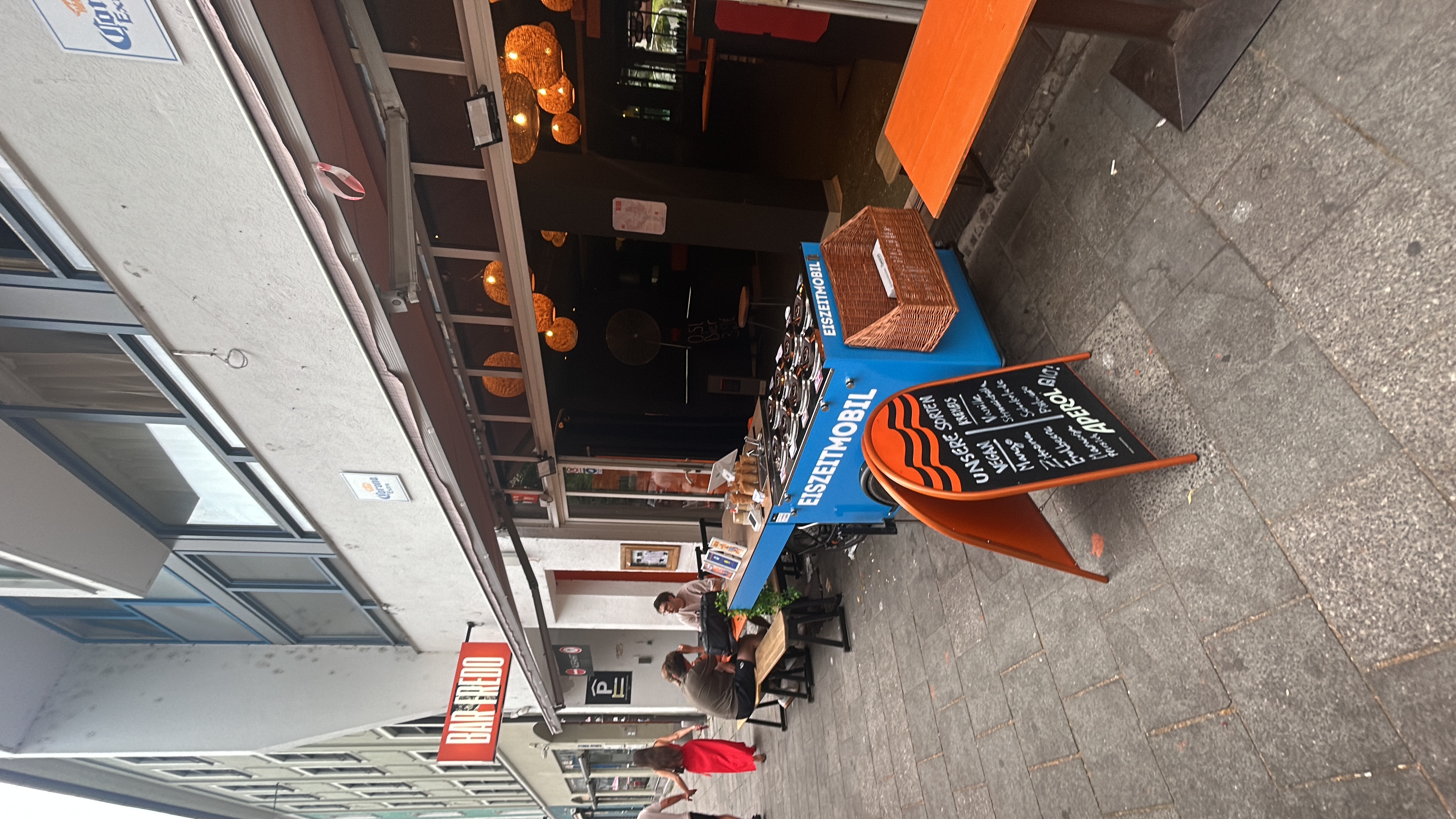 Eis-Bike Setup vor Bar in München mit Aufsteller