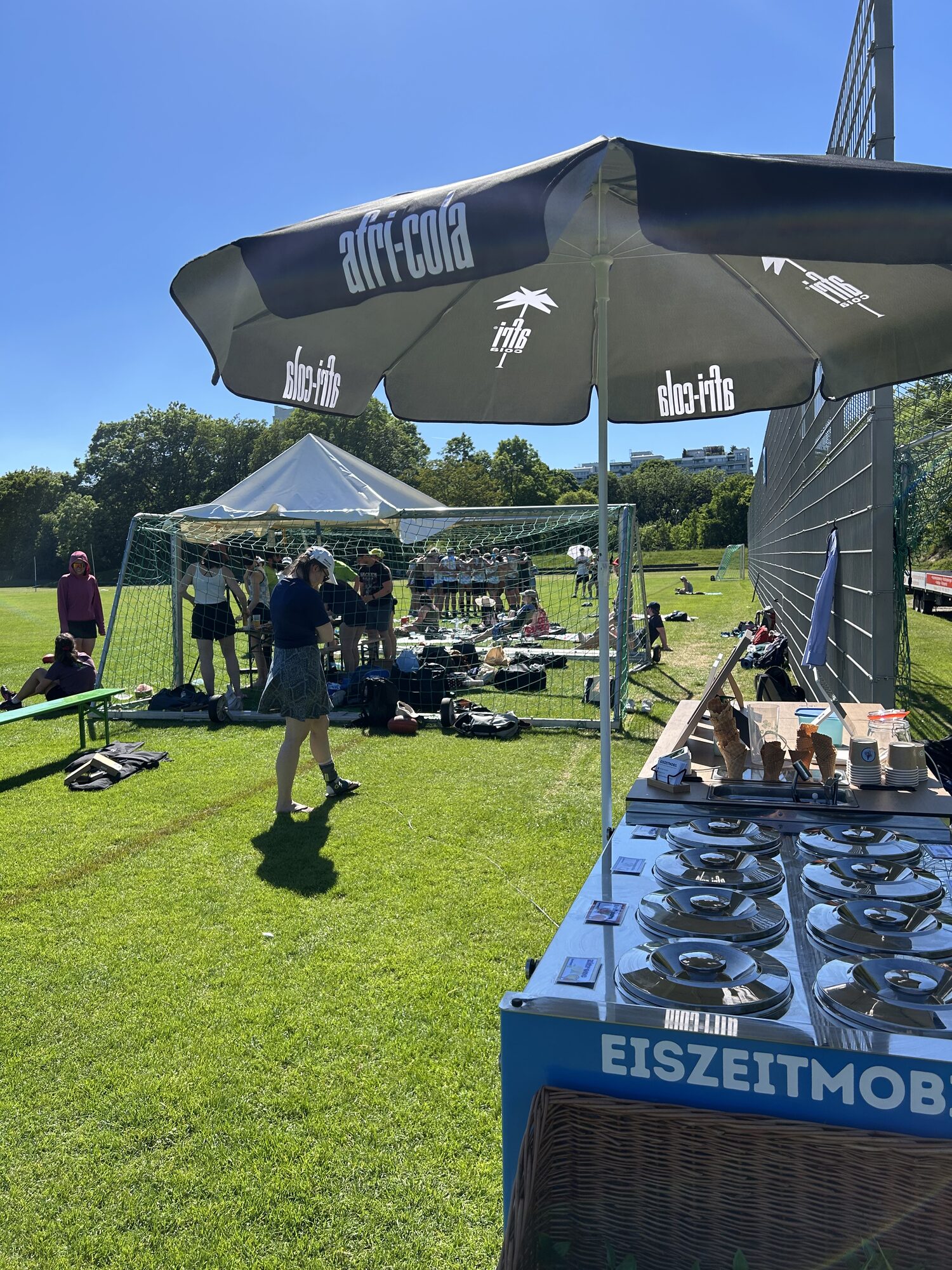 Eiszeitmobil beim Sportevent auf der Wiese