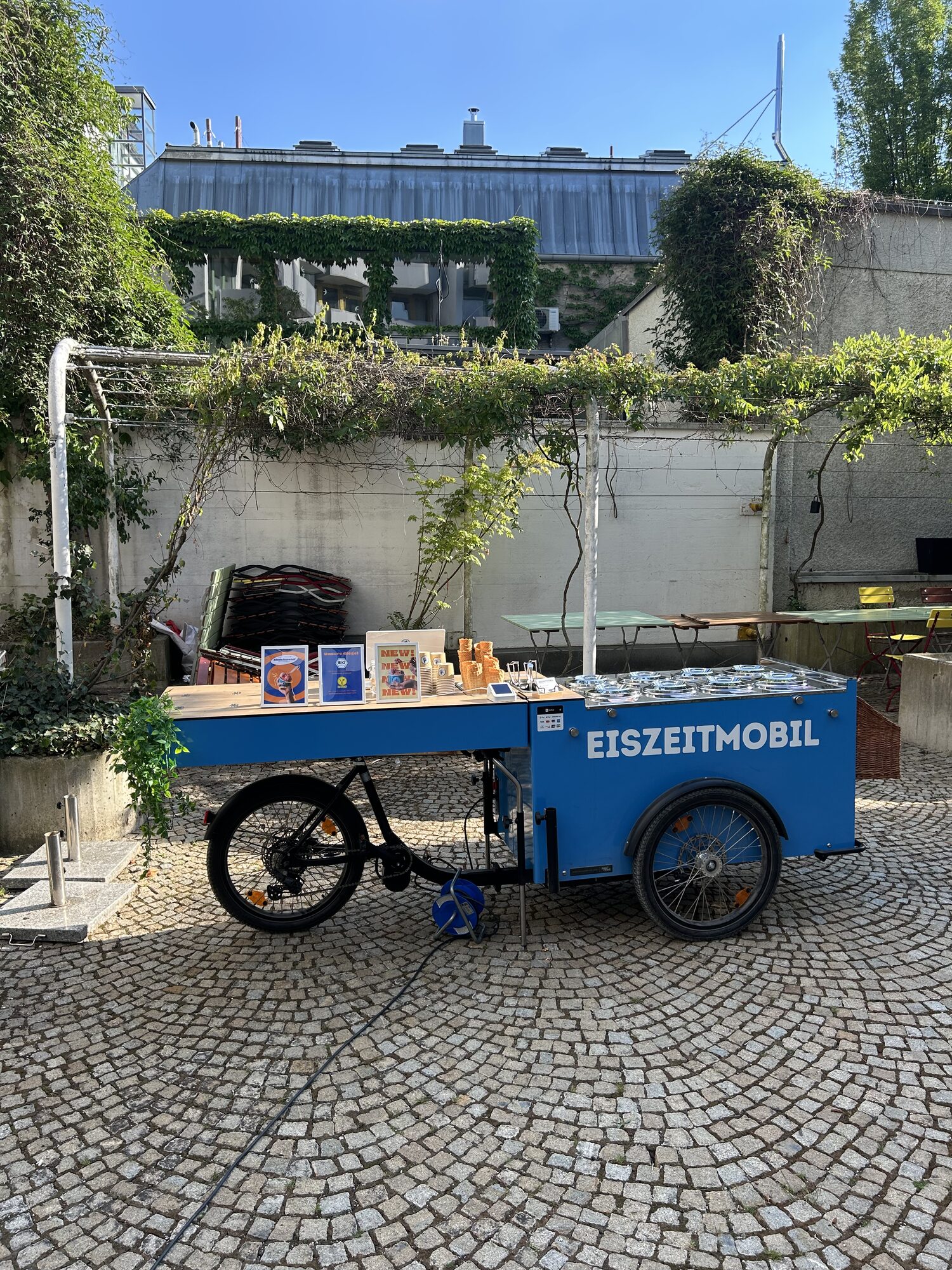Eiszeitmobil im begrünten Innenhof