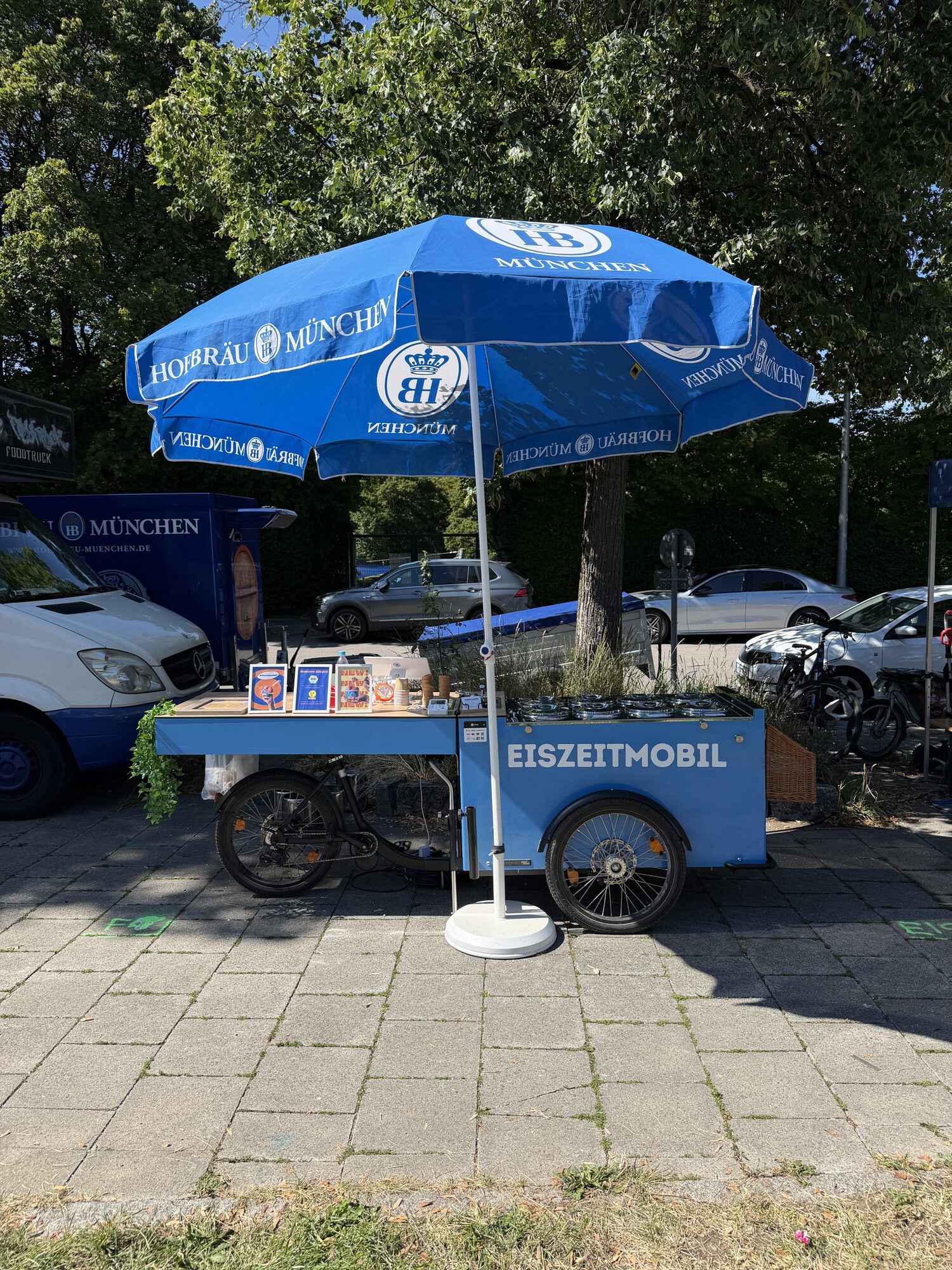 Eiszeitmobil mit Sonnenschirm bei einem Event in München