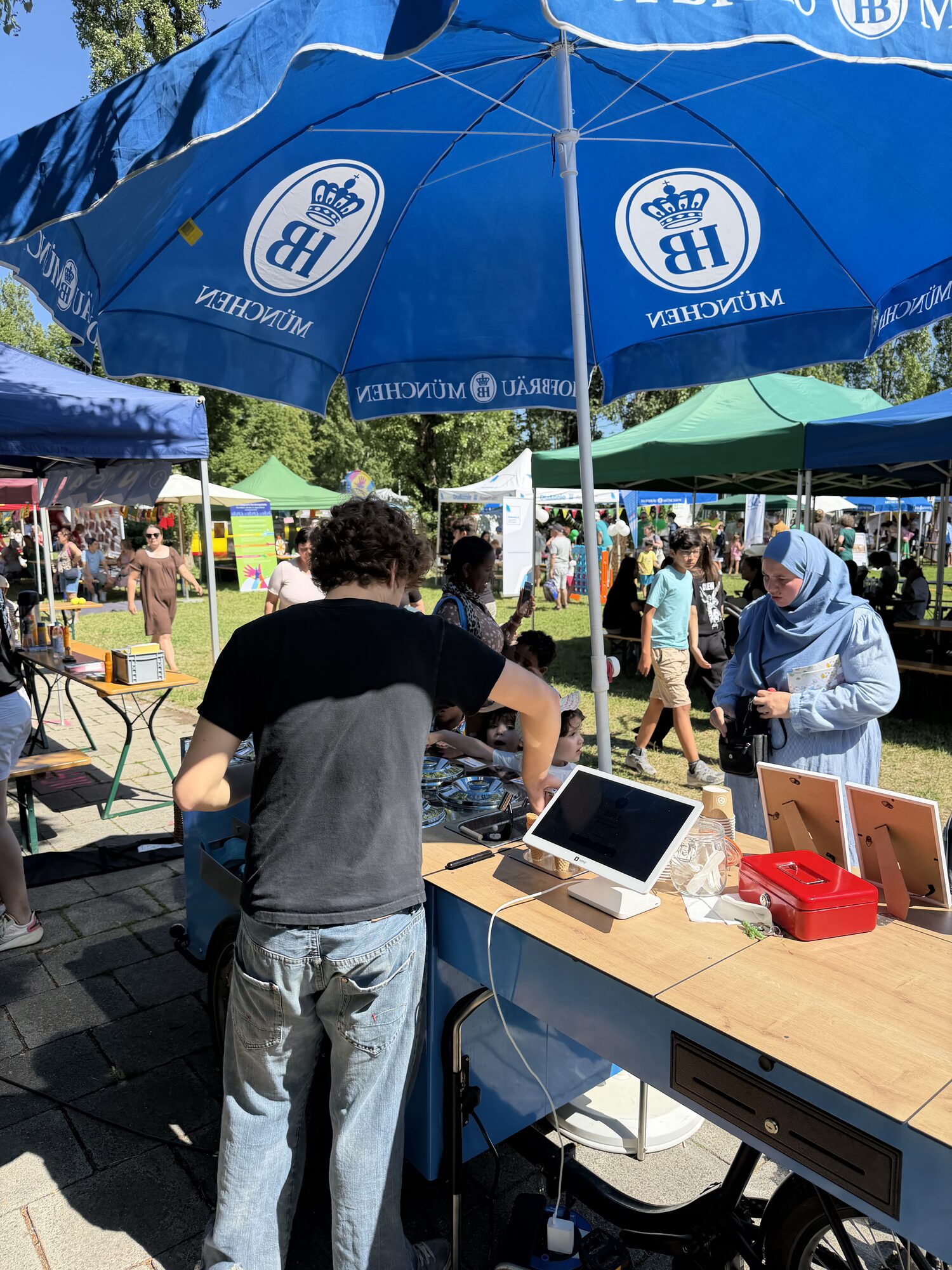 Eiszeitmobil auf einem Straßenfest mit Gästen